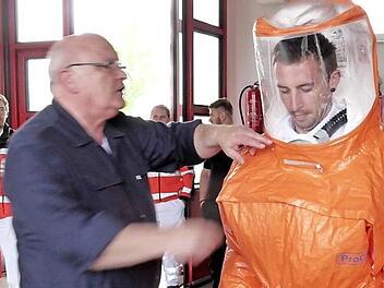 Die Aktiven trainierten das korrekte Anlegen von Schutzanzügen. Fotos: Richard Sänger