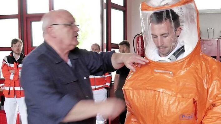 Die Aktiven trainierten das korrekte Anlegen von Schutzanzügen. Fotos: Richard Sänger