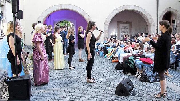 Bei "Pocahontas - Farbenspiel des Winds" versammelte sich das ganze Ensemble.  Fotos: Richard S&auml;nger