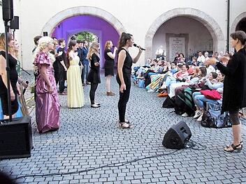 Bei "Pocahontas - Farbenspiel des Winds" versammelte sich das ganze Ensemble.  Fotos: Richard Sänger