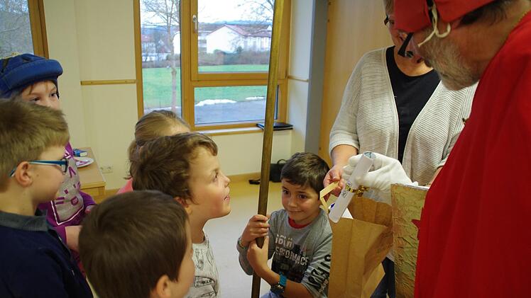 Der Nikolaus besuchte die Petra-Döring-Schule in Kronach. Foto: Marco Meißner