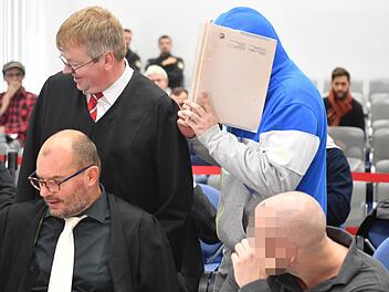 Hauptangeklagter Thorsten P. (vorne) und Angeklagter Peter F. mit ihren Anwälten Thomas Gärtner (hinten) und Dieter Widmann. Foto: Ronald Rinklef