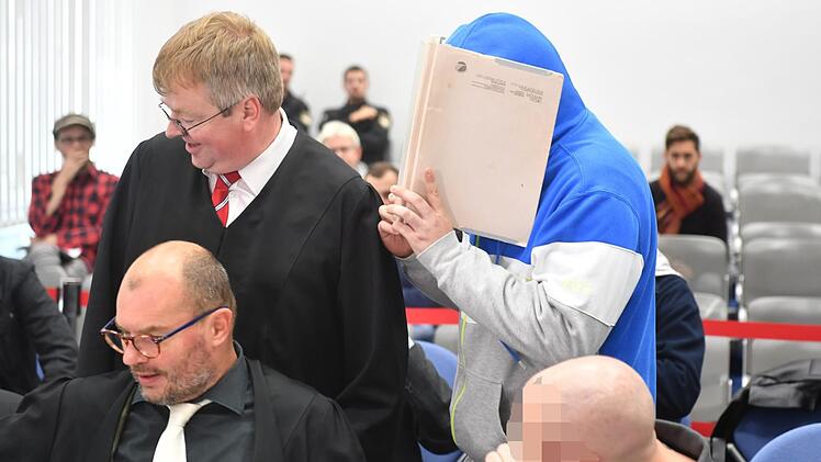 Hauptangeklagter Thorsten P. (vorne) und Angeklagter Peter F. mit ihren Anwälten Thomas Gärtner (hinten) und Dieter Widmann. Foto: Ronald Rinklef