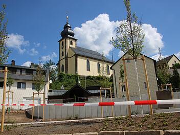 Der neu gestaltete Floriansplatz wertet den Ortskern deutlich auf. Jetzt ist hier auch der Blick auf die Kirche möglich. In den nächsten Wochen werden noch Restarbeiten erledigt, Beleuchtung und Brunnentechnik installiert sowie  vier Sitzbänke und ein Geländer aufgestellt. "Es wird ein Platz, der zum Verweilen einlädt", sagt Bürgermeister Uome.  Foto: Jürgen Gärtner
