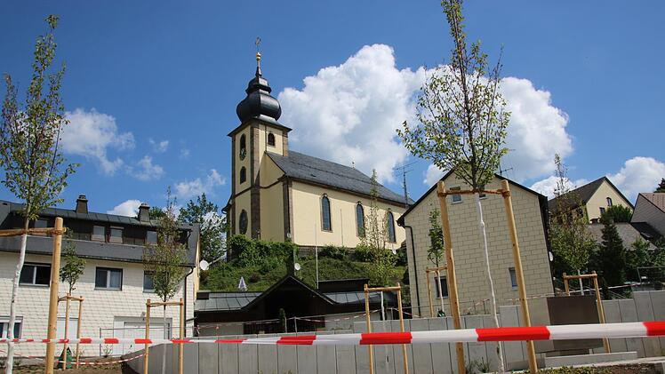 Der neu gestaltete Floriansplatz wertet den Ortskern deutlich auf. Jetzt ist hier auch der Blick auf die Kirche möglich. In den nächsten Wochen werden noch Restarbeiten erledigt, Beleuchtung und Brunnentechnik installiert sowie  vier Sitzbänke und ein Geländer aufgestellt. "Es wird ein Platz, der zum Verweilen einlädt", sagt Bürgermeister Uome.  Foto: Jürgen Gärtner