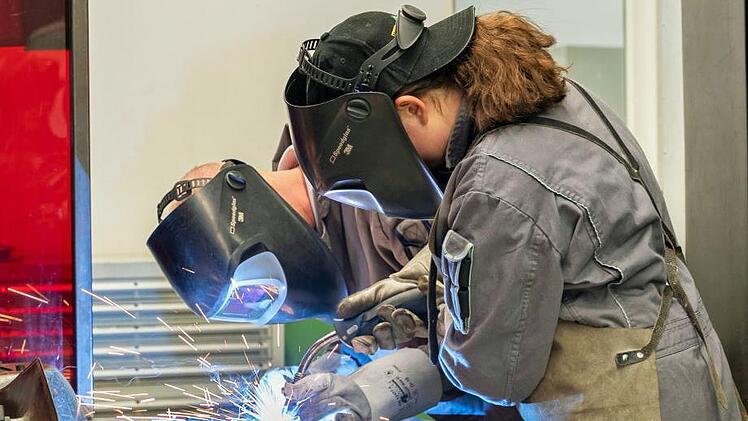 Die Schülerinnen können selbst ausprobieren, wie man ein Schweißgerät anwendet (Foto Schaeffler / Carola Dibal).