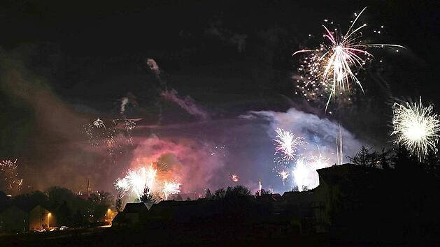 Weit vor Mitternacht stiegen bereits erste Raketen in die Luft und B&ouml;ller knallten. P&uuml;nktlich zum Jahreswechsel erleuchtete ein strahlendes Feuerwerk den Himmel &uuml;ber Herzogenaurach - trotz der Diskussion um Klimaschutz und Feinstaub. Unser Foto entstand von der Ringstra&szlig;e aus. Foto: Birgit Jentzsch