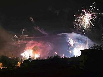 Weit vor Mitternacht stiegen bereits erste Raketen in die Luft und Böller knallten. Pünktlich zum Jahreswechsel erleuchtete ein strahlendes Feuerwerk den Himmel über Herzogenaurach - trotz der Diskussion um Klimaschutz und Feinstaub. Unser Foto entstand von der Ringstraße aus. Foto: Birgit Jentzsch