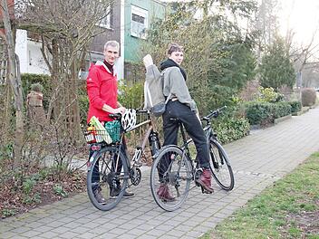 Zurück vom Einkaufen: Michael Dorant macht gern das Körbchen voll, Tochter Jule nimmt den Rucksack. Fotos: Privat