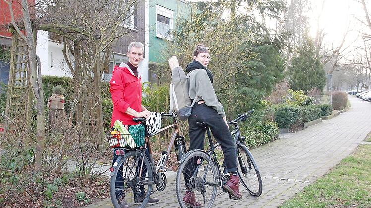 Zurück vom Einkaufen: Michael Dorant macht gern das Körbchen voll, Tochter Jule nimmt den Rucksack. Fotos: Privat