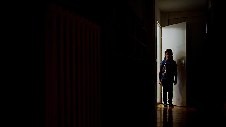 Ein Vater aus dem Landkreis Coburg soll über den Zeitraum von einem Jahr seine sechs, später sieben Jahre alte Tochter zum Teil schwerst sexuell missbraucht haben. Die Rolle der Mutter dabei ist unklar.