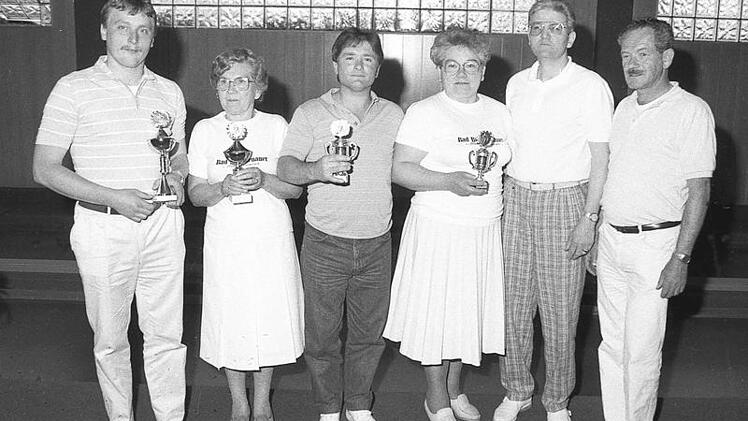 Zum 25jährigen Bestehen veranstaltet der Sportkegelklub Römershag (SKK) ein Pokalturnier für Hobby- und Feizeitkegler. Unser Bild zeigt (von links): Günther Übelacker ("Die Feurigen/BRK), Erna Buchta (Versehrtensportgruppe/BRK), die Tagesbesten Karl-Heinz Kufel (Freizeitkegler Oberwildflecken) und Rosemarie Statt (Versehrtensportgruppe/BRK) sowie den Vorsitzenden des SKK Erhard Schulz und den Sportwart Werner Gold.