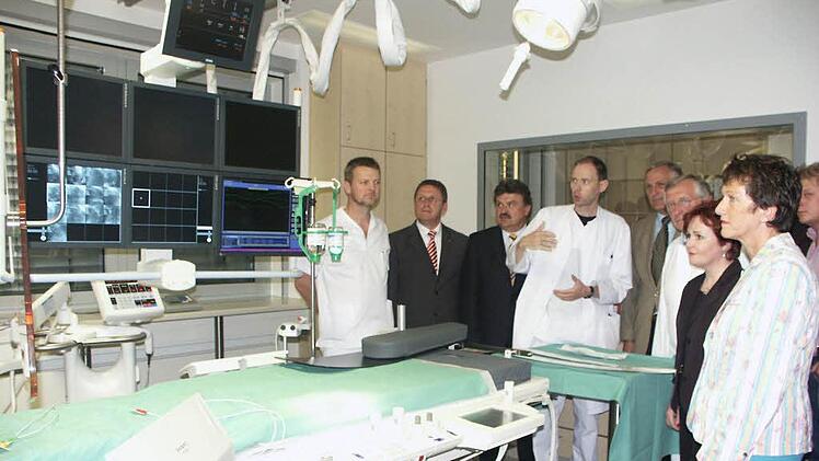 Am Klinikum Kulmbach wurde 2007 ein Herzkathetermessplatz eingerichtet. Bei der Einweihung erläuterte Oberarzt Andreas Brugger (Vierter von links) den Gästen die neue Einrichtung.