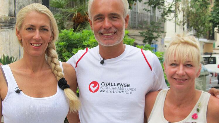 Vaida (38, links) und Gaby (46) buhlen um die Liebe des Geschäftsmannes. Foto: RTL