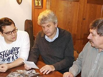 Vorsitzender Wolfgang Förtsch (Mitte) und seine beiden Stellvertreter Heiko Sesselmann (links) und Heiner Eidloth (rechts) beim Betrachten der historischen Bilder. Foto: Heike Schülein