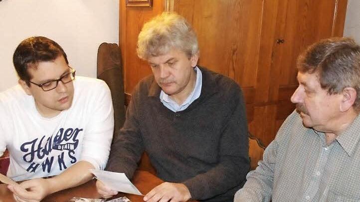 Vorsitzender Wolfgang Förtsch (Mitte) und seine beiden Stellvertreter Heiko Sesselmann (links) und Heiner Eidloth (rechts) beim Betrachten der historischen Bilder. Foto: Heike Schülein