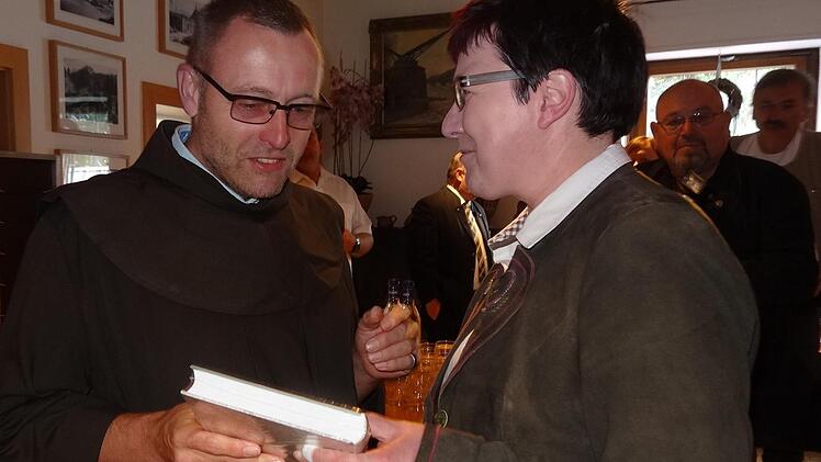 Als stellvertretende Vorsitzende der Kreuzbergallianz verabschiedete Oberelsbachs Bürgermeisterin Birgit Erb Bruder Johannes Matthias und überreichte ihm ein Buch. Foto: Marion Eckert