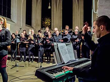 Unter der Leitung von Arno Seifert gestaltete der der Gesangverein Spittelstein in der Heilig-Kreuz-Kirche den Auftakt der Reihe "Church Rocks!". Foto: Jochen Berger