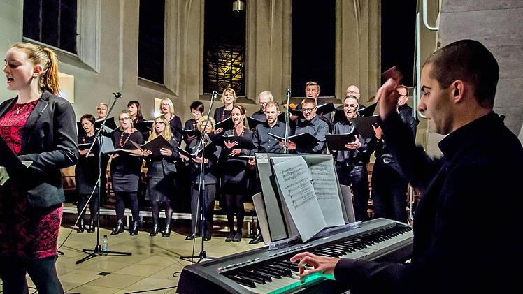 Unter der Leitung von Arno Seifert gestaltete der der Gesangverein Spittelstein in der Heilig-Kreuz-Kirche den Auftakt der Reihe "Church Rocks!". Foto: Jochen Berger