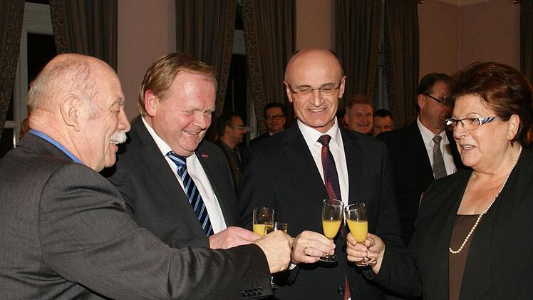 Auf ein gutes Jahr für das Handwerk stießen beim Neujahrsempfang in Eltmann Kreishandwerksmeister Hans-Georg Häfner, der Präsident der Handwerkskammer Unterfranken Hugo Neugebauer und Landrat Wilhelm Schneider mit Landtagspräsidentin Barbara Stamm an.