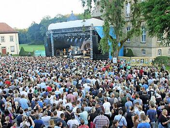 Tolle Kulisse - vor und hinter der Bühne. Der erste Festivaltag sorgte für den größten Ansturm aufs Schloss. Fotos: Matthias Hoch/Ralf Kestel