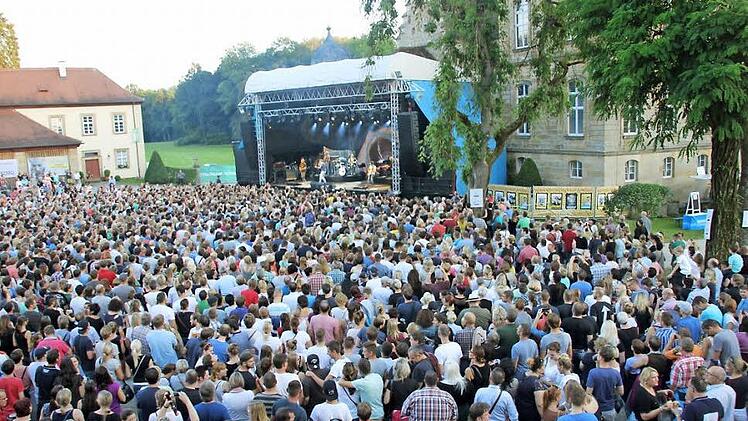 Tolle Kulisse - vor und hinter der Bühne. Der erste Festivaltag sorgte für den größten Ansturm aufs Schloss. Fotos: Matthias Hoch/Ralf Kestel