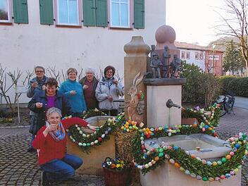 Der Osterbrunnen wird vom Heimat-, Wander- und Gartenbauverein Aschach geschmückt. Der Verein will auch heuer wieder einigen Pflegemaßnahmen durchführen.  Foto: Archiv/Annette Walkenhorst