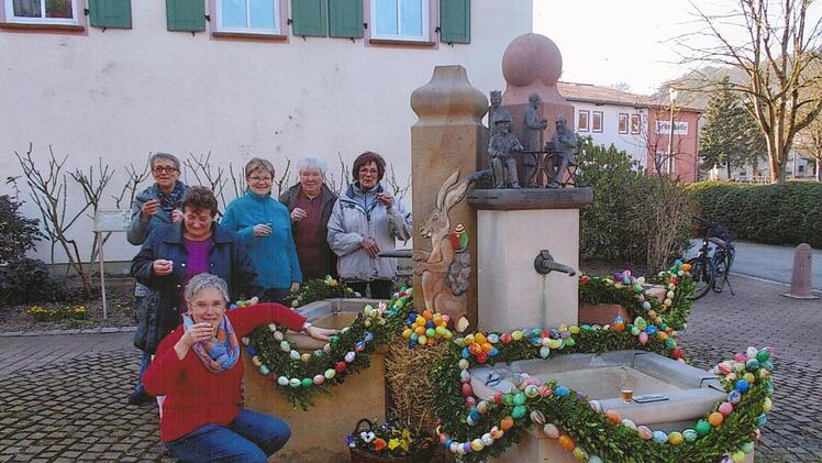 Der Osterbrunnen wird vom Heimat-, Wander- und Gartenbauverein Aschach geschmückt. Der Verein will auch heuer wieder einigen Pflegemaßnahmen durchführen.  Foto: Archiv/Annette Walkenhorst