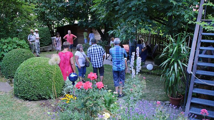 Aus einer anderen Perspektive: der Kuhn'sche Garten mitten im Dorf.