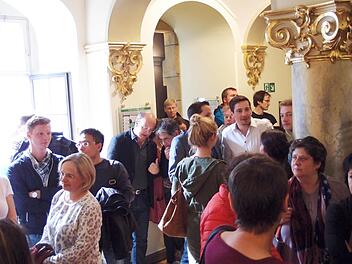 Riesig war das Interesse an der Stadtratssitzung beim Thema Generalsanierung des Landestheaters. Vor dem Rathaussaal warteten zahlreiche Mitarbeiter des Coburger Musentempels - von Generalmusikdirektor Roland Kluttig (in der Bildmitte) über Orchestermusiker, Sänger und Schauspieler bis hin zu vielen Mitarbeitern hinter den Kulissen.Jochen Berger