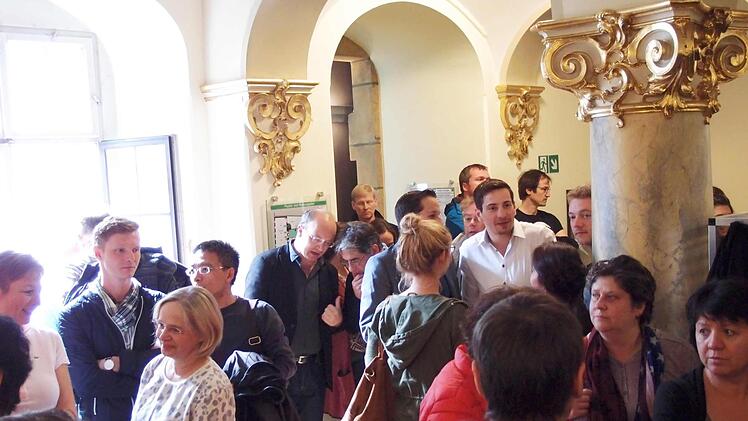 Riesig war das Interesse an der Stadtratssitzung beim Thema Generalsanierung des Landestheaters. Vor dem Rathaussaal warteten zahlreiche Mitarbeiter des Coburger Musentempels - von Generalmusikdirektor Roland Kluttig (in der Bildmitte) über Orchestermusiker, Sänger und Schauspieler bis hin zu vielen Mitarbeitern hinter den Kulissen.Jochen Berger