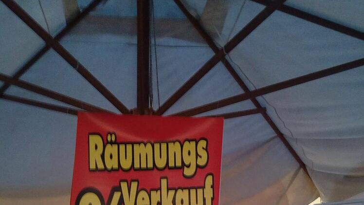 Der Räumungsverkauf läuft.