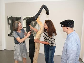 Mia Hochrein, Beate Debus und Thomas Pfarr beim Aufbau der Ausstellung "Ineinander/Miteinander" im Schloss. Thomas Malz