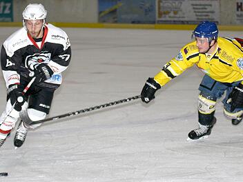 Die Sommerpause ist zu Ende, zum Auftakt empfangen Topscorer Jakub Sramek (links) und seine Teamkollegen der Haßfurter Hawks den Bayernligaaufsteiger EC Bad Kissingen zum ersten Testspiel.  Foto: Ralf Naumann