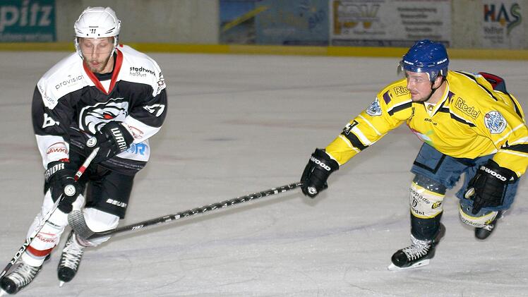 Die Sommerpause ist zu Ende, zum Auftakt empfangen Topscorer Jakub Sramek (links) und seine Teamkollegen der Haßfurter Hawks den Bayernligaaufsteiger EC Bad Kissingen zum ersten Testspiel.  Foto: Ralf Naumann