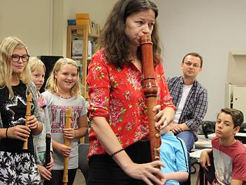 Die Flötistin Dorothee Oberlinger demonstriert den Schülern die tiefen Tonlagen einer Bass-Blockflöte. Foto: Ulrike Müller