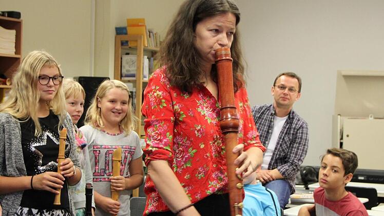 Die Flötistin Dorothee Oberlinger demonstriert den Schülern die tiefen Tonlagen einer Bass-Blockflöte. Foto: Ulrike Müller