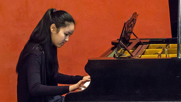 Zahlreiche Schüler und ehemalige Schüler des Bildungsinstituts für Musik und Musiktheater gestalteten ein Jubiläumskonzert im Haus Contakt in Coburg. Begeisterten Beifall gab es für die junge Pianistin You Wei Liu.Foto: Jochen Berger