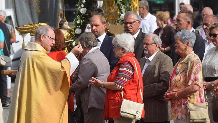 Heilige Kommunion auf dem Rathausplatz in Forchheim  Foto: emt