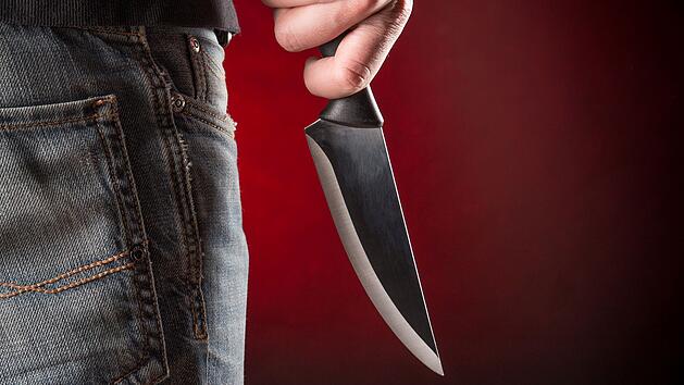 Mit einem Messer bewaffnet, &uuml;berfiel ein 17-J&auml;hriger einen Supermarkt in W&uuml;rzburg.