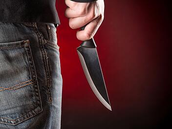 Bei einem Streit um Frau drohte ein 28-Jähriger mit einem Messer
