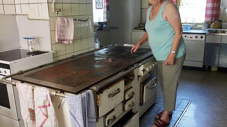 55 Jahre arbeitete und lebte Waltraud Pabst in diesem Haus. Noch heute steht sie am Ofen in der Küche, dem Herzstück des Gasthauses "Zum Schondratal", der noch immer zum Kochen oder zum Heizen im Einsatz ist. Fotos: Bianca Volkert