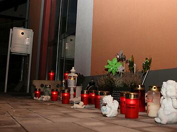 Kerzen, Engel und Blumen vor dem Eingang zur Kindertagesstätte in Ludwigschorgast
