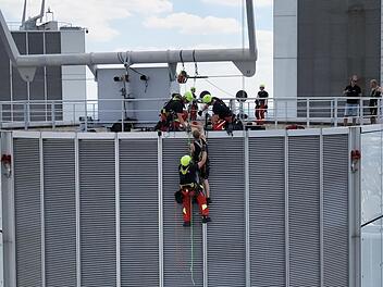 H&ouml;henretter der Feuerwehr Frankfurt retten Geb&auml;udereiniger
