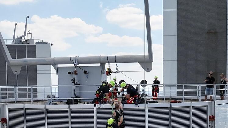 H&ouml;henretter der Feuerwehr Frankfurt retten Geb&auml;udereiniger