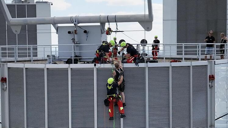 H&ouml;henretter der Feuerwehr Frankfurt retten Geb&auml;udereiniger