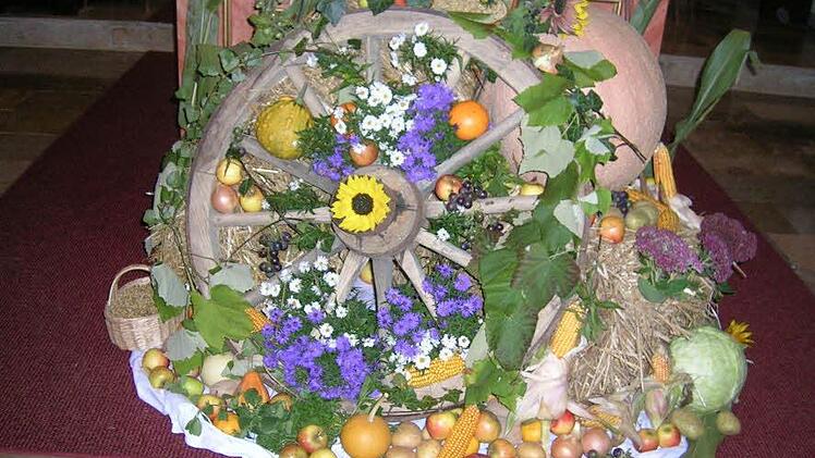 Die Jugend sorgte für den Erntedankschmuck in Marienroth. Foto: Fiedler