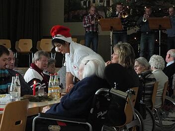 Die Weihnachtsfeier in Steinach ist nicht nur bei den Behinderten beliebt. Auch viele Helfer engagieren sich bereitwillig. Fotos: Björn Hein