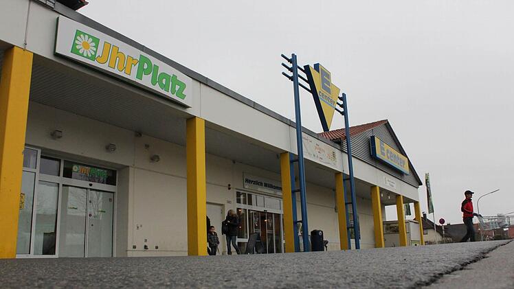 "Ihr Platz": Seit August 2012 geschlossen. Edeka denkt über eine Erweiterung seiner Fläche nach. Fotos: Christian Bauriedel