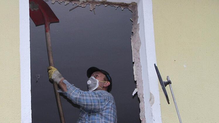 Leszek Sygula schlägt den Putz von den Wänden - zugegebenermaßen nur fürs Foto ; )